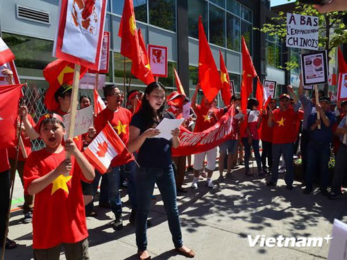 Người Việt tại Canada biểu tình phản đối Trung Quốc